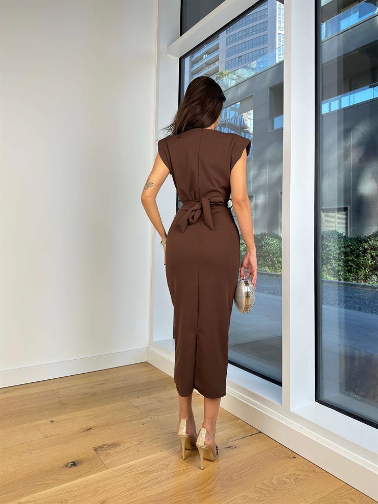 Omuz Vatkalı Aksesuar Detaylı Marlenne Kahve Kadın Elbise 25K217