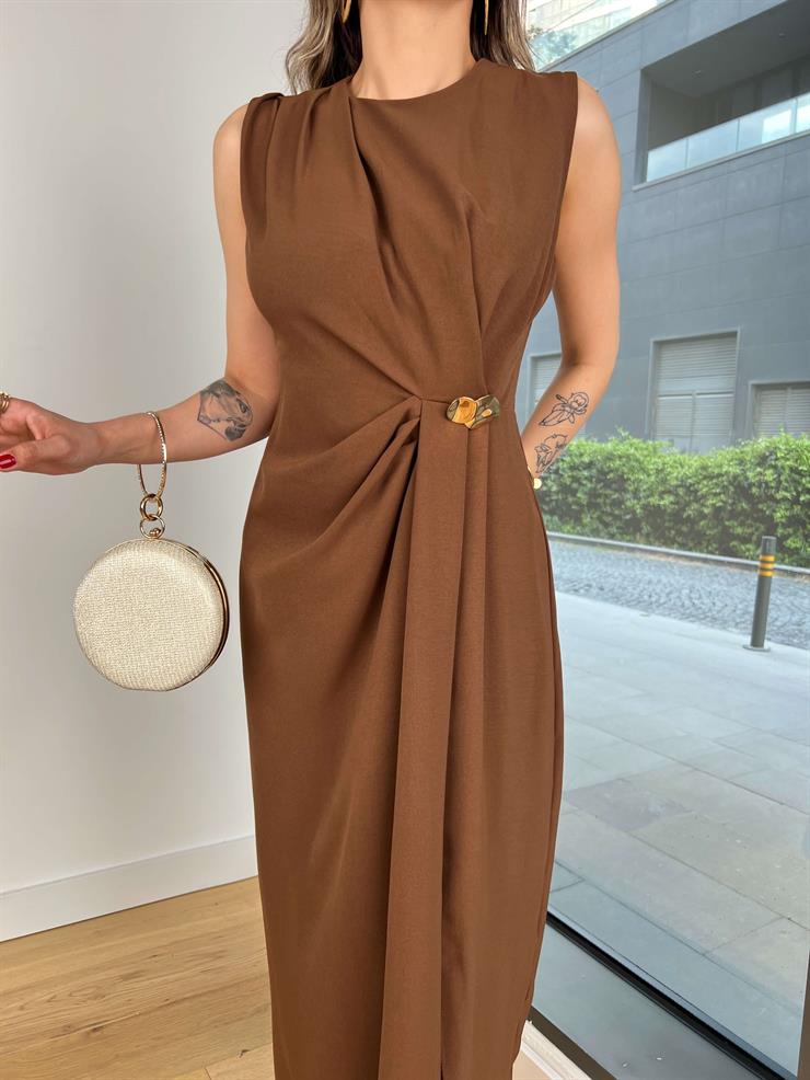 Büzgü Detaylı Aksesuarlı Marvin Kahve Kadın Elbise 25Y352