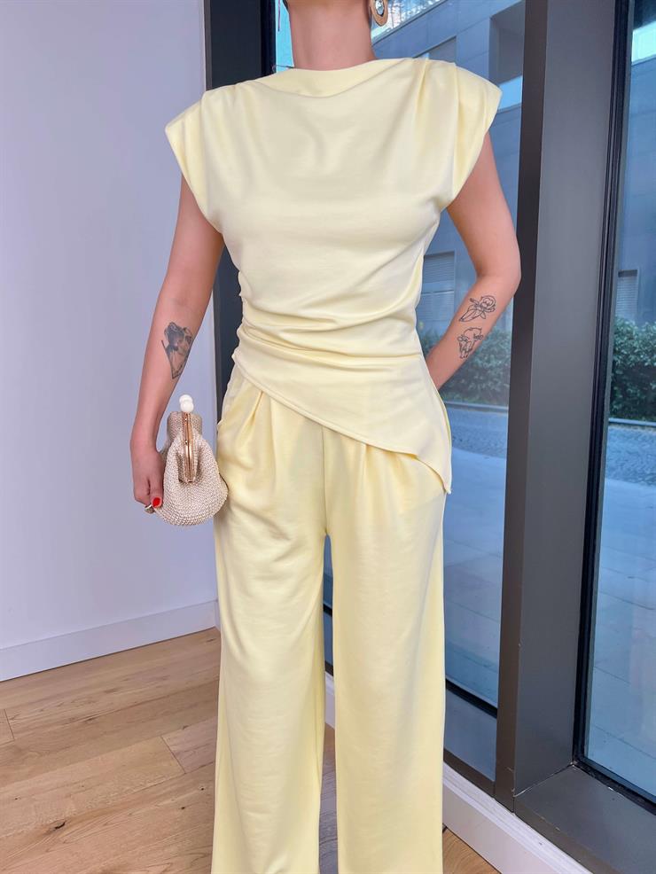 Asimetrik Kesim Bluz Yüksek Bel Bol Paça Pantolon Menlen Sarı Kadın Takım 25Y500