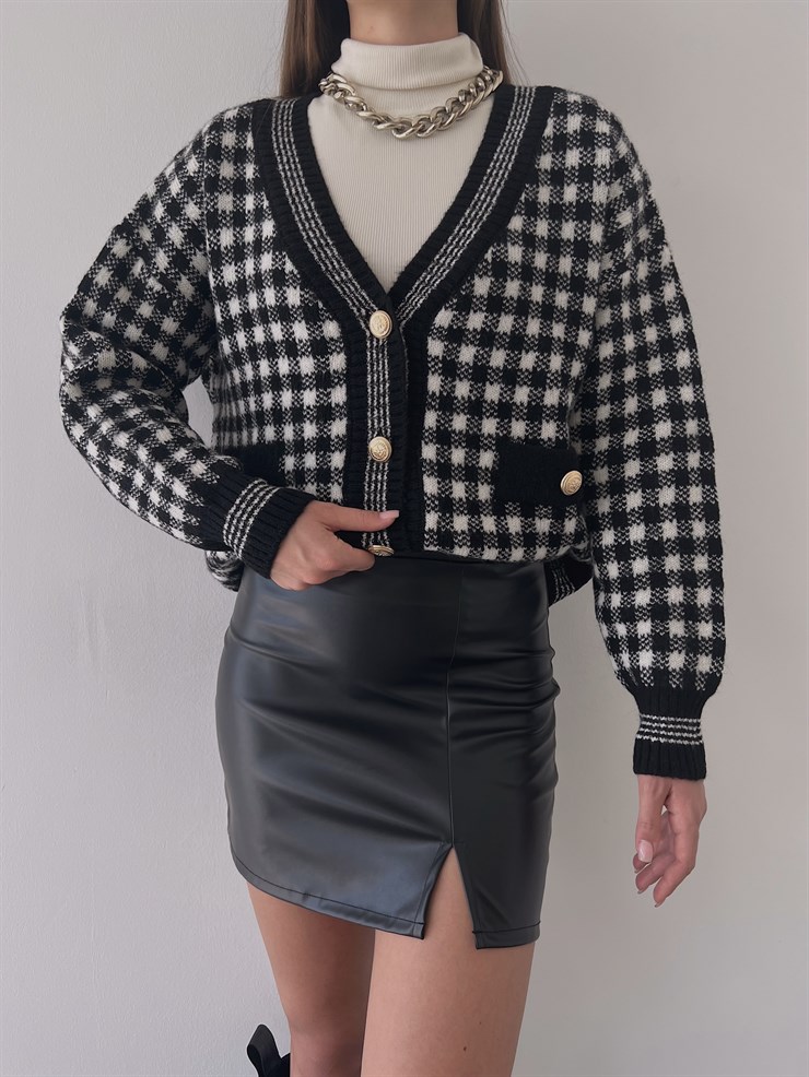 V Yaka Düğme Kapamalı Kare Desenli Mertis Kadın Siyah Hırka 23K000251