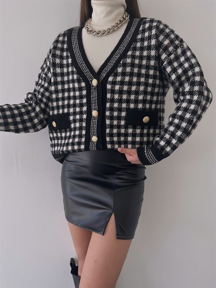 V Yaka Düğme Kapamalı Kare Desenli Mertis Kadın Siyah Hırka 23K000251