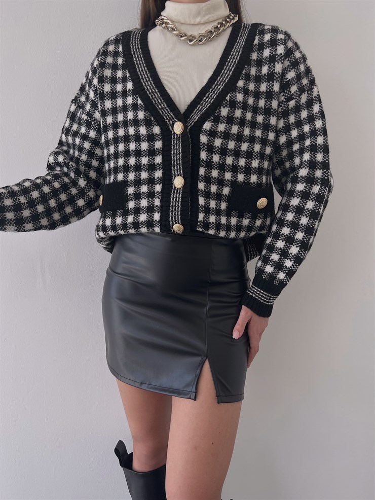 V Yaka Düğme Kapamalı Kare Desenli Mertis Kadın Siyah Hırka 23K000251