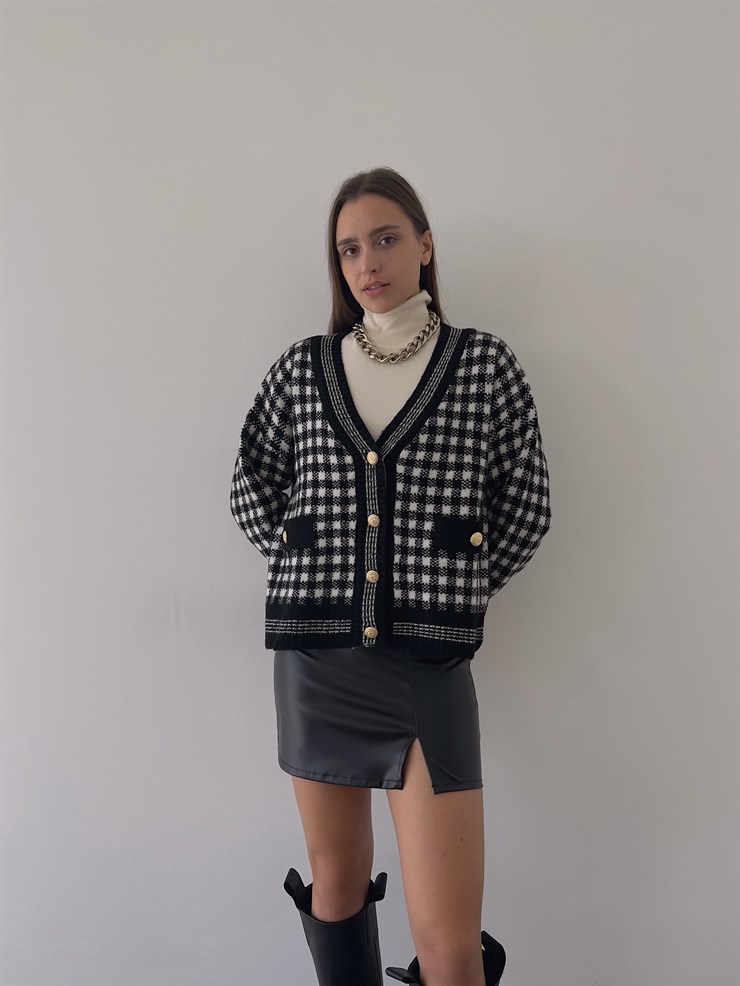 V Yaka Düğme Kapamalı Kare Desenli Mertis Kadın Siyah Hırka 23K000251