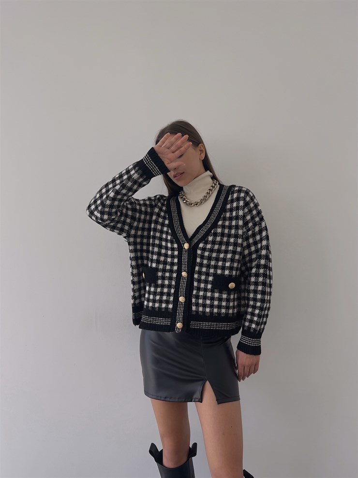 V Yaka Düğme Kapamalı Kare Desenli Mertis Kadın Siyah Hırka 23K000251