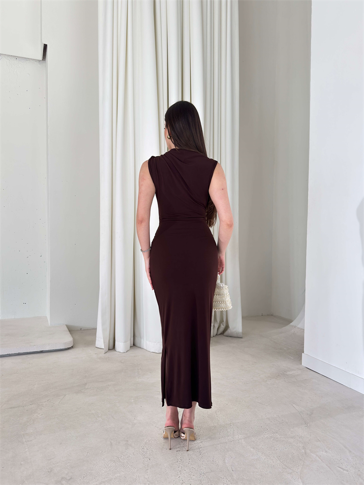 Ön Ve Omuz Aksesuar Detaylı Yandan Yırtmaçlı Kahverengi Mevren Kadın Elbise 26Y111