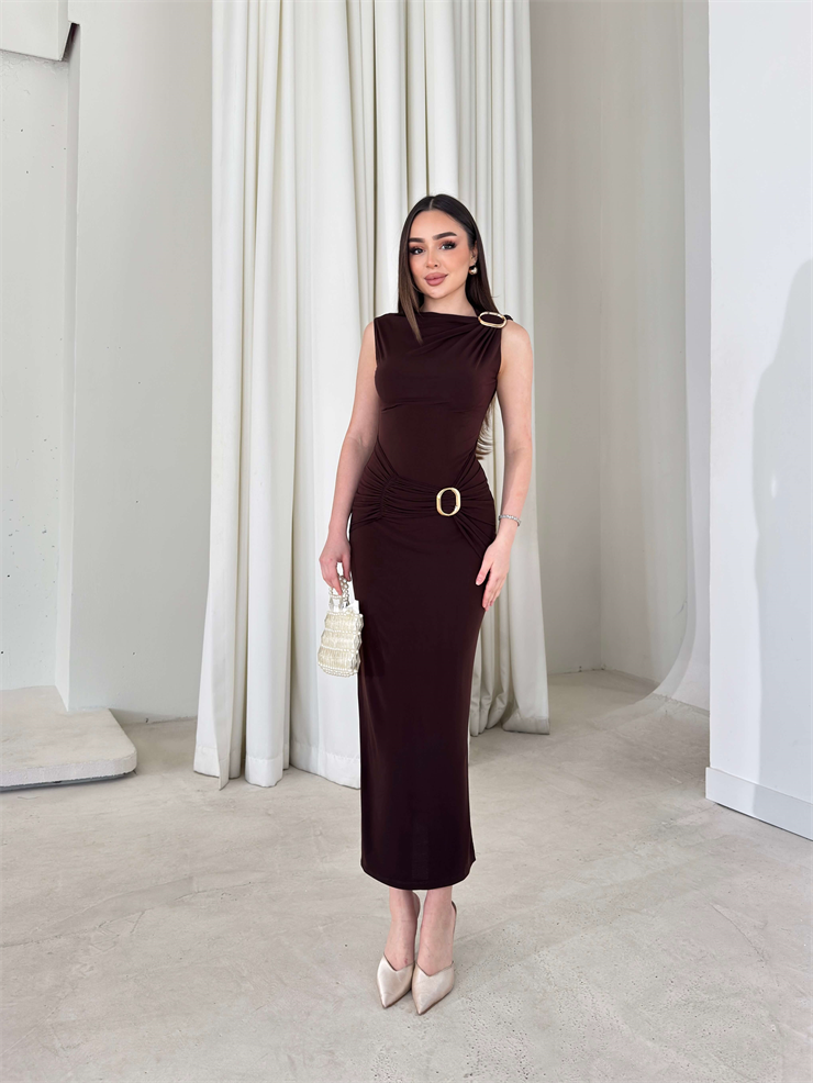 Ön Ve Omuz Aksesuar Detaylı Yandan Yırtmaçlı Kahverengi Mevren Kadın Elbise 26Y111