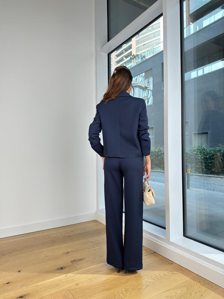 Önü Düğme Kapamalı Büyük Cep Detaylı Ceket Yüksek Bel Pens Detaylı Bol Paça Pantolon Milko Lacivert Kadın İkili Takım 25K068