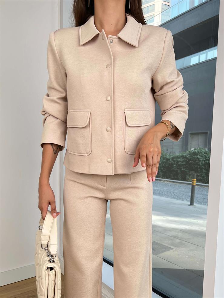 Önü Düğme Kapamalı Büyük Cep Detaylı Ceket Yüksek Bel Pens Detaylı Bol Paça Pantolon Milko Taş Kadın İkili Takım 25K068