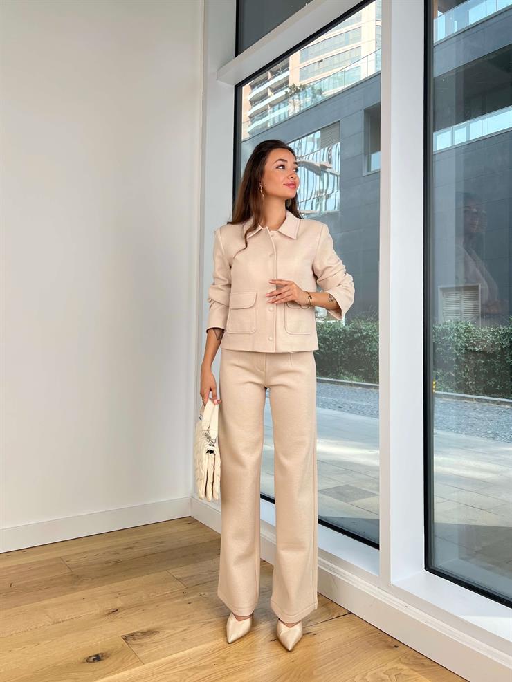 Önü Düğme Kapamalı Büyük Cep Detaylı Ceket Yüksek Bel Pens Detaylı Bol Paça Pantolon Milko Taş Kadın İkili Takım 25K068