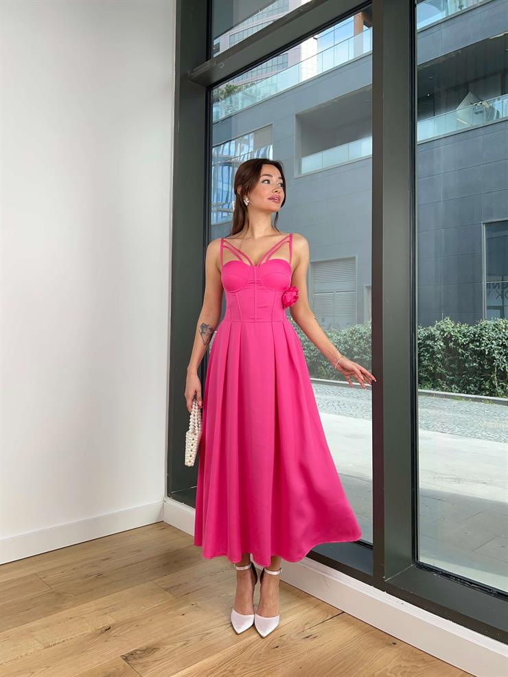 Askılı Göğüs Gloplu Aksesuar Detaylı Millen Kadın Fuşya Elbise 24Y067
