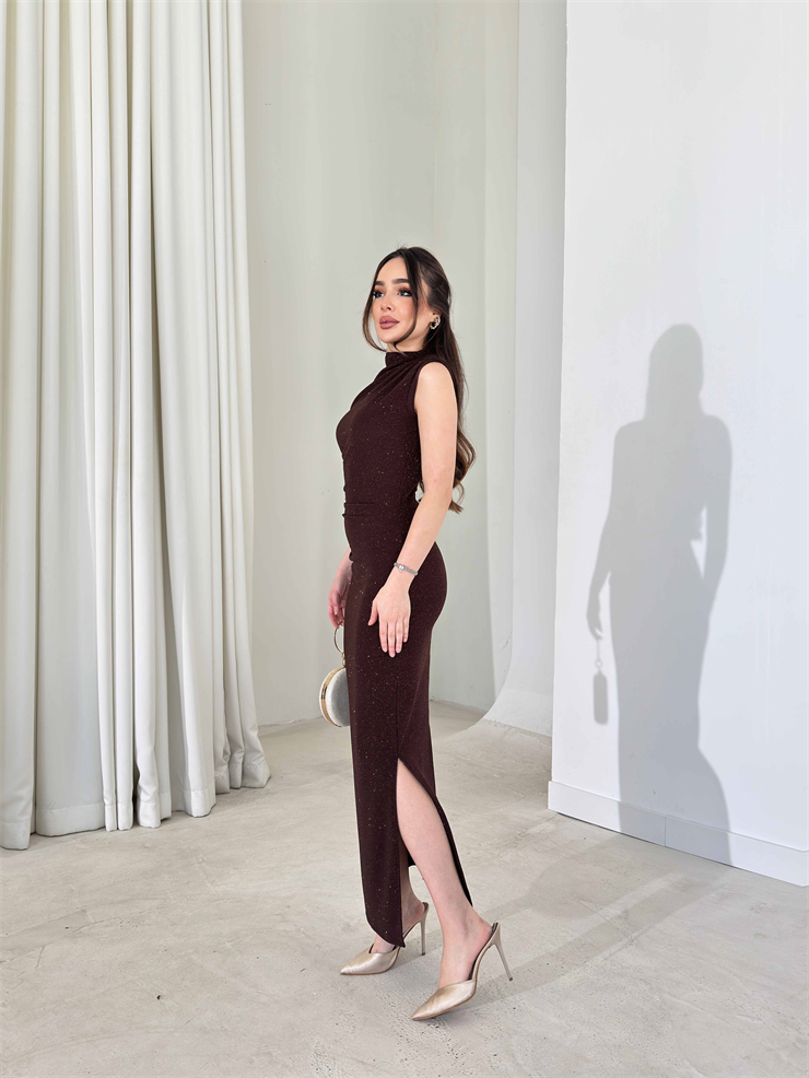 Parlak Kolsuz Yandan Yırtmaçlı Drapeli Milme Kahve Kadın Elbise 26Y045