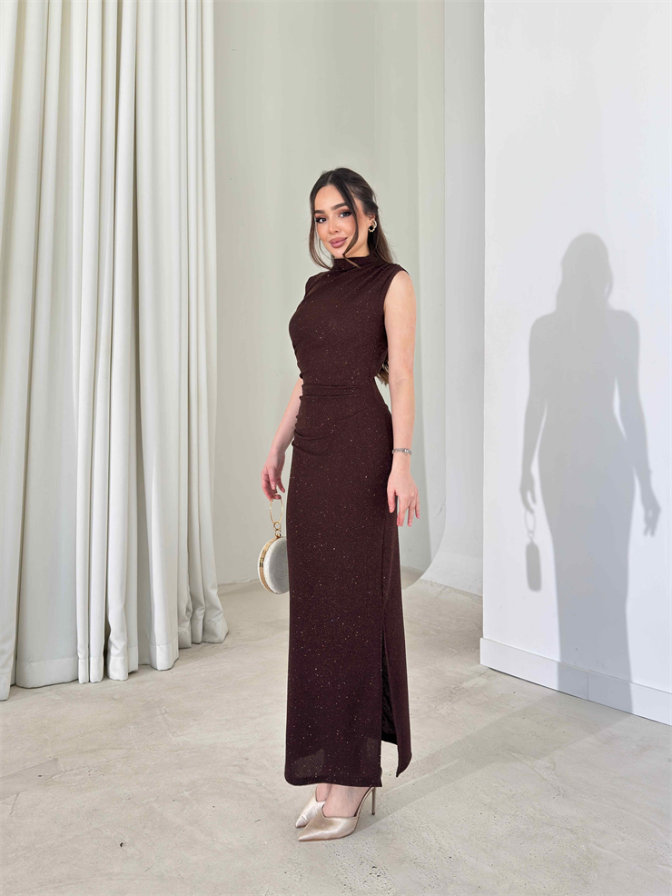 Parlak Kolsuz Yandan Yırtmaçlı Drapeli Milme Kahve Kadın Elbise 26Y045