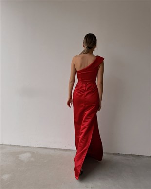 Saten Tek Omuz Yandan Yırtmaçlı Moana Kadın Kırmızı Elbise 22K000489