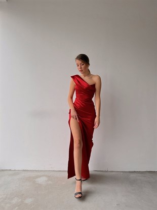 Saten Tek Omuz Yandan Yırtmaçlı Moana Kadın Kırmızı Elbise 22K000489