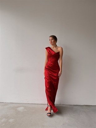 Saten Tek Omuz Yandan Yırtmaçlı Moana Kadın Kırmızı Elbise 22K000489