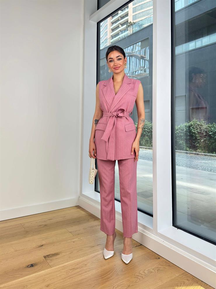 Kruvaze yaka Belden Bağlamalı Kolsuz Ceket Boru Paça Pantolon Monis Kadın Çizgili Pudra Takım 24Y717