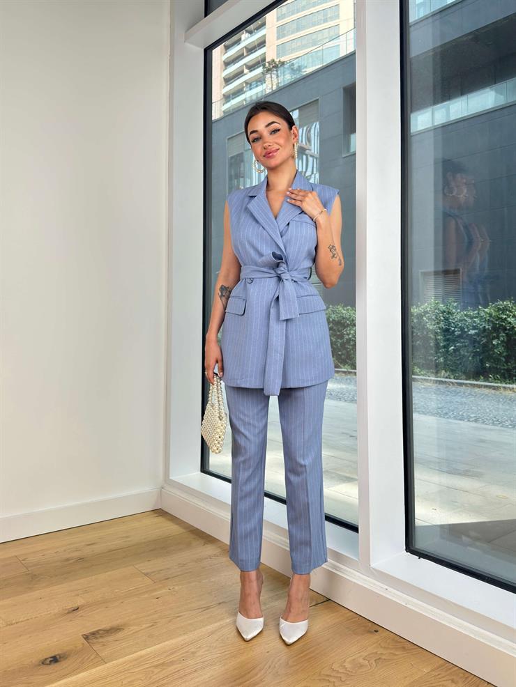 Kruvaze yaka Belden Bağlamalı Kolsuz Ceket Boru Paça Pantolon Monis Kadın Çizgili Mavi Takım 24Y717
