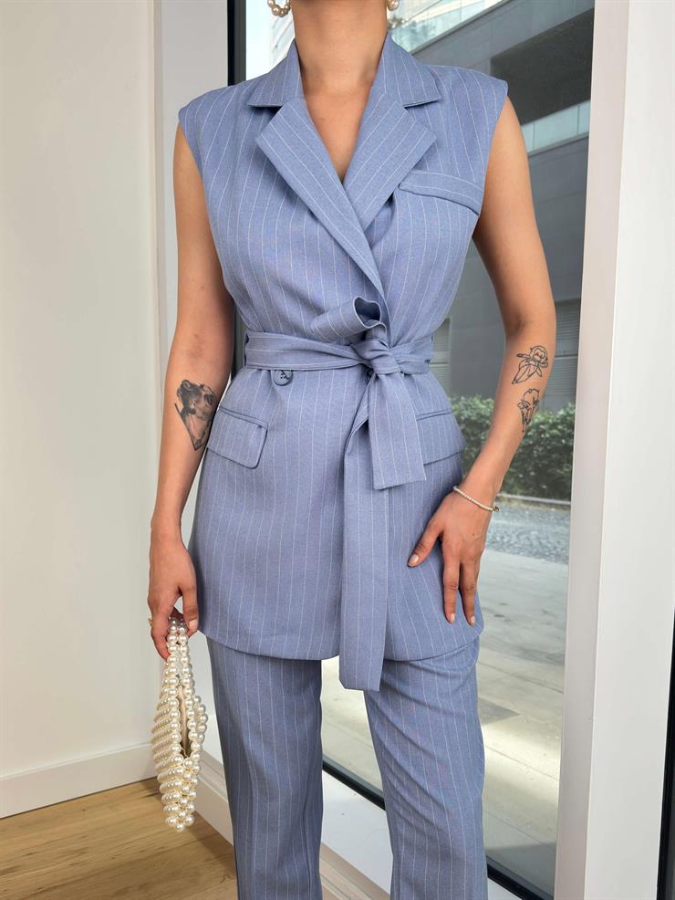Kruvaze yaka Belden Bağlamalı Kolsuz Ceket Boru Paça Pantolon Monis Kadın Çizgili Mavi Takım 24Y717