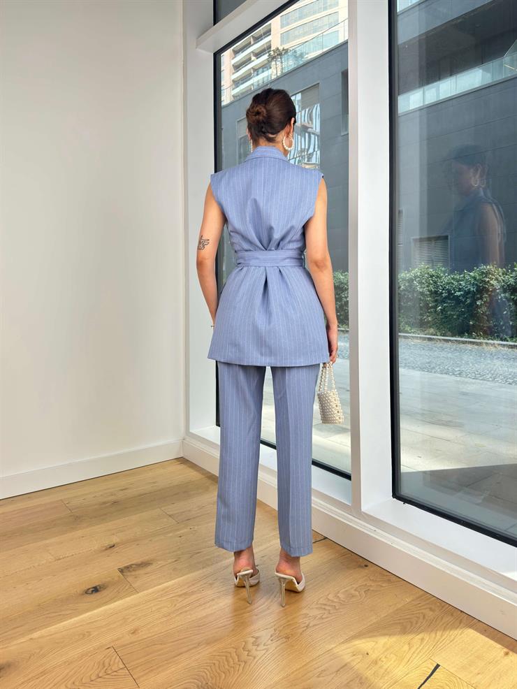 Kruvaze yaka Belden Bağlamalı Kolsuz Ceket Boru Paça Pantolon Monis Kadın Çizgili Mavi Takım 24Y717