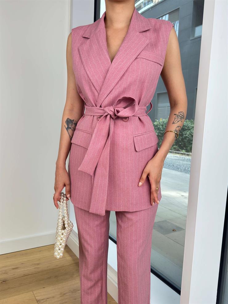Kruvaze yaka Belden Bağlamalı Kolsuz Ceket Boru Paça Pantolon Monis Kadın Çizgili Pudra Takım 24Y717
