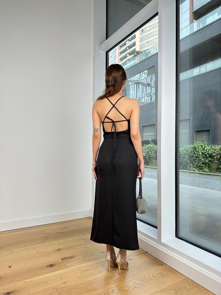 Askısı Arkadan Çapraz Bağlamalı Önü Büzgülü Naely Kadın Siyah Midi Elbise 24Y614