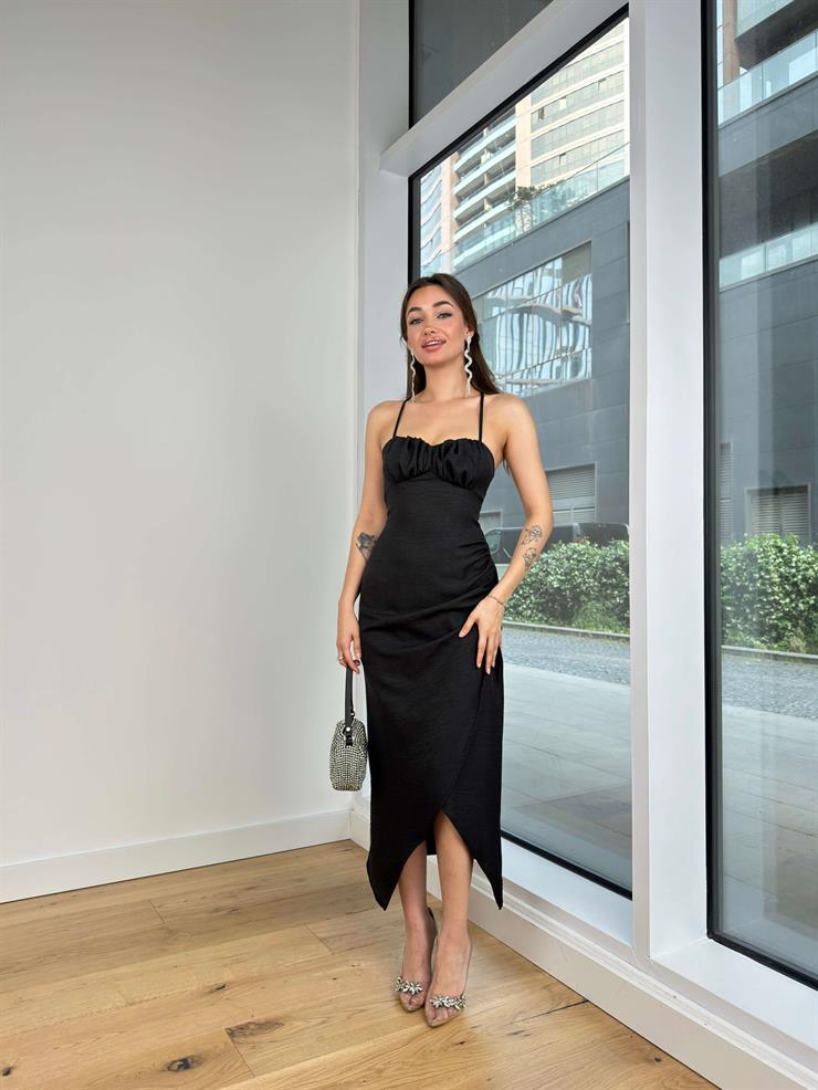 Askısı Arkadan Çapraz Bağlamalı Önü Büzgülü Naely Kadın Siyah Midi Elbise 24Y614