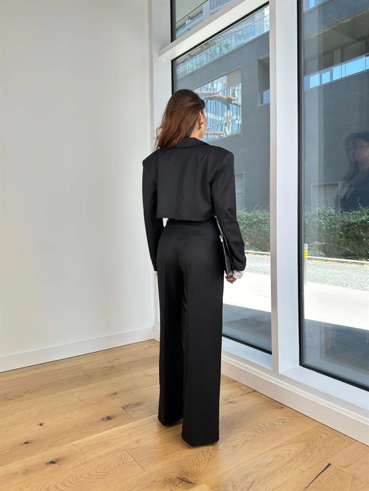 Önü Düğme Kapamalı Ve Aksesuarlı Crop Ceket Yüksek Bel Bol Paça Pantolon Naja Kadın Siyah Takım 25K048