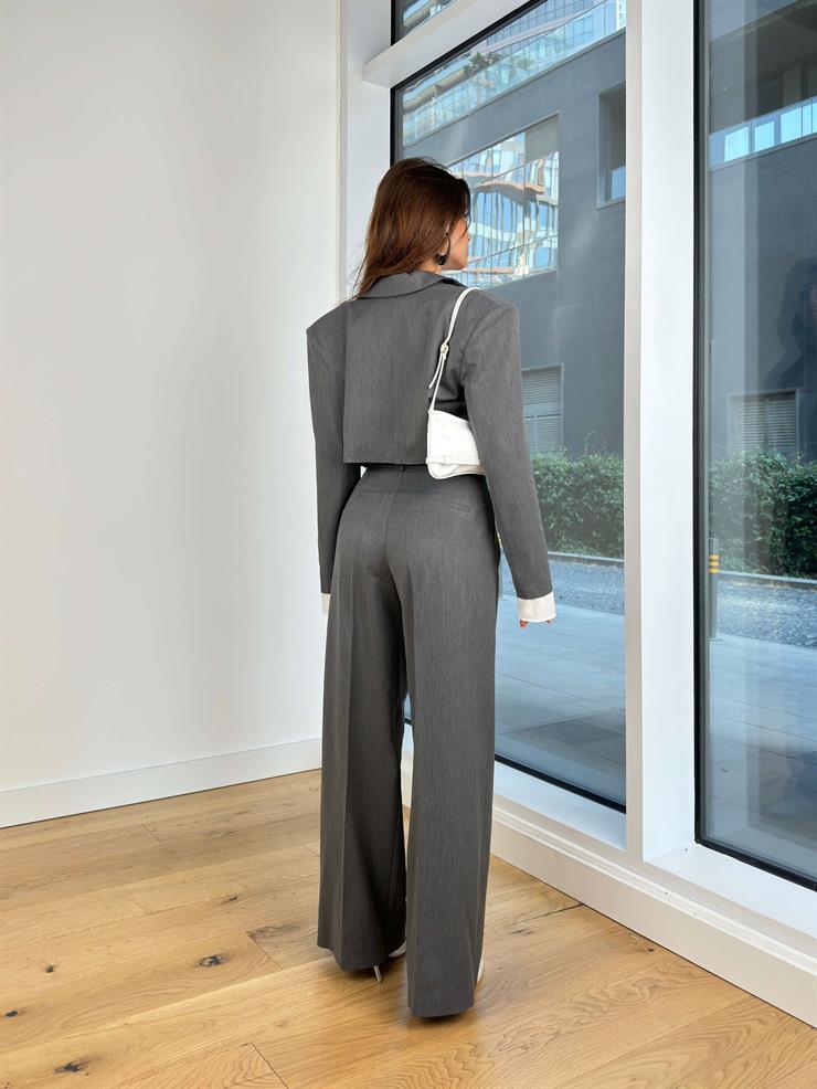 Önü Düğme Kapamalı Ve Aksesuarlı Crop Ceket Yüksek Bel Bol Paça Pantolon Naja Kadın Füme Takım 25K048