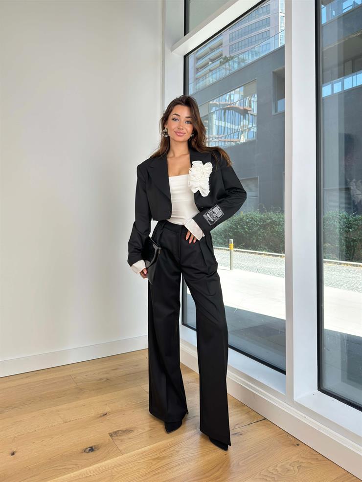 Önü Düğme Kapamalı Ve Aksesuarlı Crop Ceket Yüksek Bel Bol Paça Pantolon Naja Kadın Siyah Takım 25K048