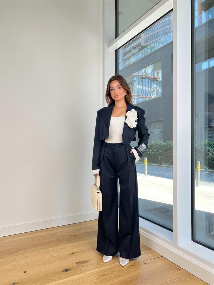 Önü Düğme Kapamalı Ve Aksesuarlı Crop Ceket Yüksek Bel Bol Paça Pantolon Naja Kadın Lacivert Takım 25K048