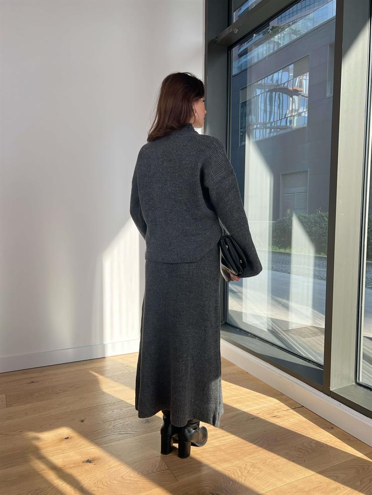 Boğazlı Oversize Kazak Yüksek Bel Uzun Etek Nakia Kadın Gri Triko Takım 24Y002