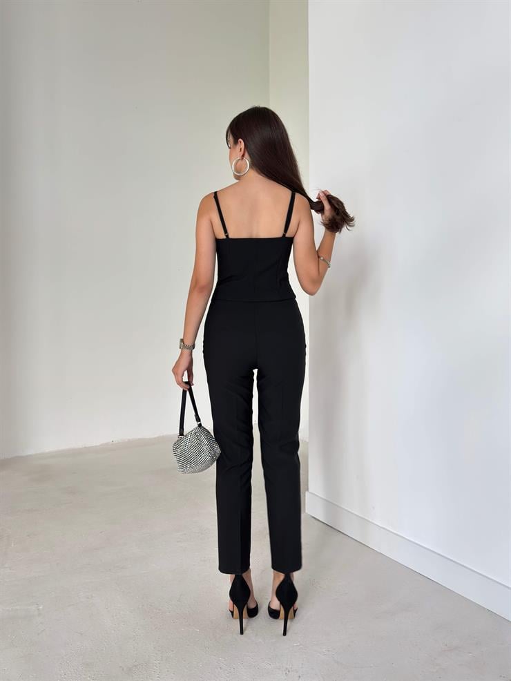 Fiyonk Detaylı Ayarlanabilir Askılı Yandan Fermuarlı Naldir Kadın Siyah Tulum 26K097