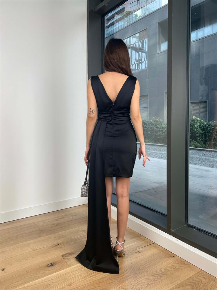 V Yaka Drape Detaylı Eteği Kruvaze Yandan Kuyruklu Nasma Kadın Siyah Mini Elbise 24Y071