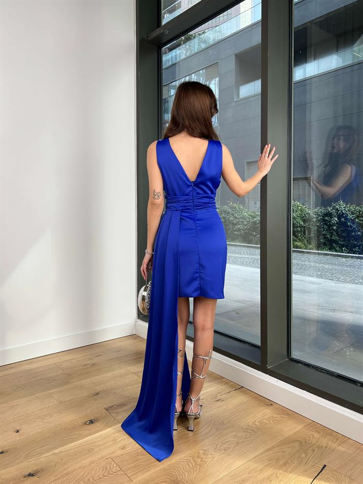 V Yaka Drape Detaylı Eteği Kruvaze Yandan Kuyruklu Nasma Kadın Saks Mini Elbise 24Y071