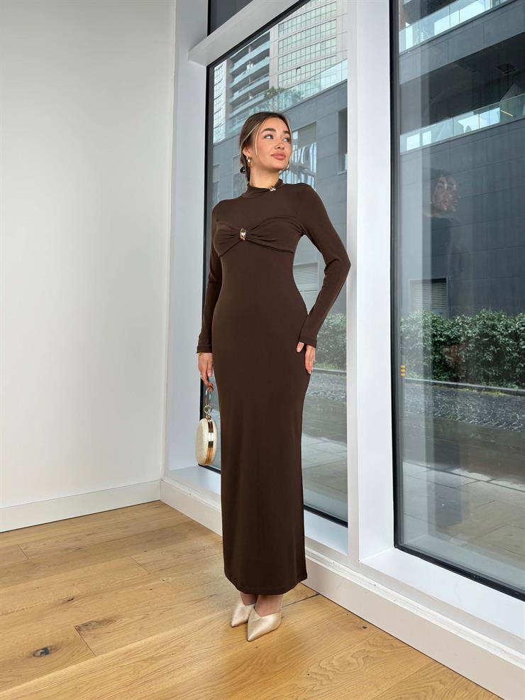 Yarım Boğazlı Uzun Kollu Göğüs Büzgülü Ve Aksesuarlı Naysa Kahve Kadın Elbise 25K446
