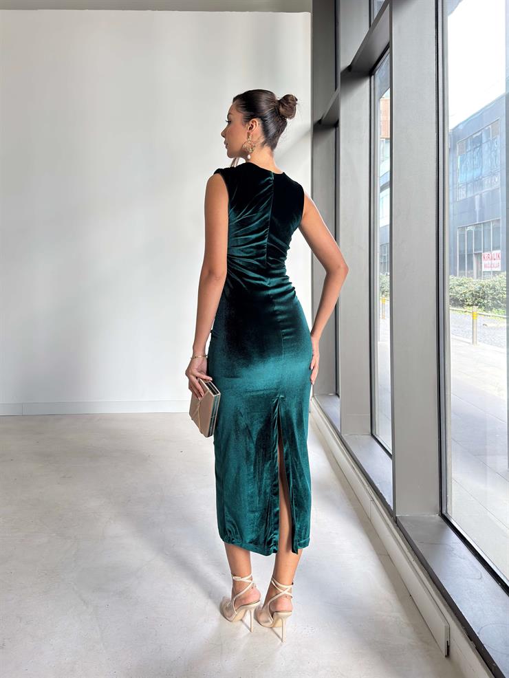 Drape Detaylı Arkası Yırtmaçlı Nelani Yeşil Kadın Kadife Elbise 26K260