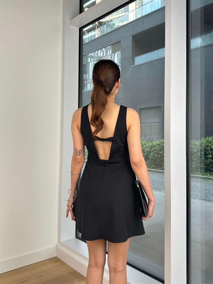 V Yaka Kalın Askılı Önü Düğme Detaylı Sırt Dekolteli Nelly Kadın Siyah Mini Elbise 24Y607