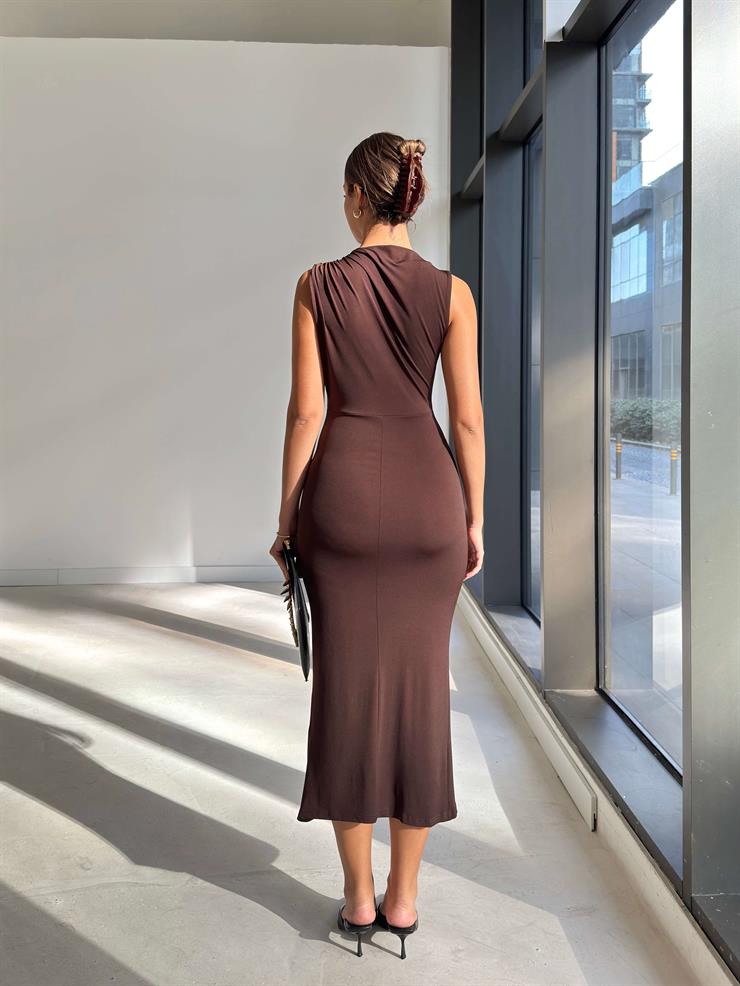 Aksesuarlı Yanı Yırtmaçlı Drape Detaylı Nelmare Kahve Kadın Elbise 26K185
