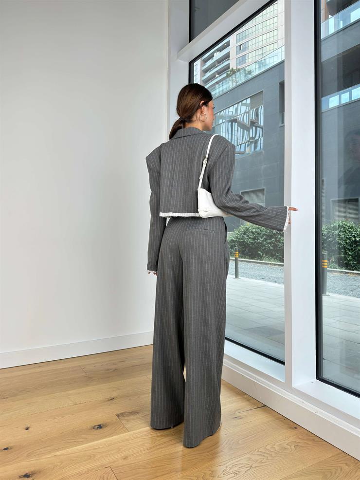 Omuz Vatkalı Crop Ceket Yüksek Bel Pens Detaylı Bol Paça Pantolon Nevenka Kadın Çizgili Gri Takım 25K051