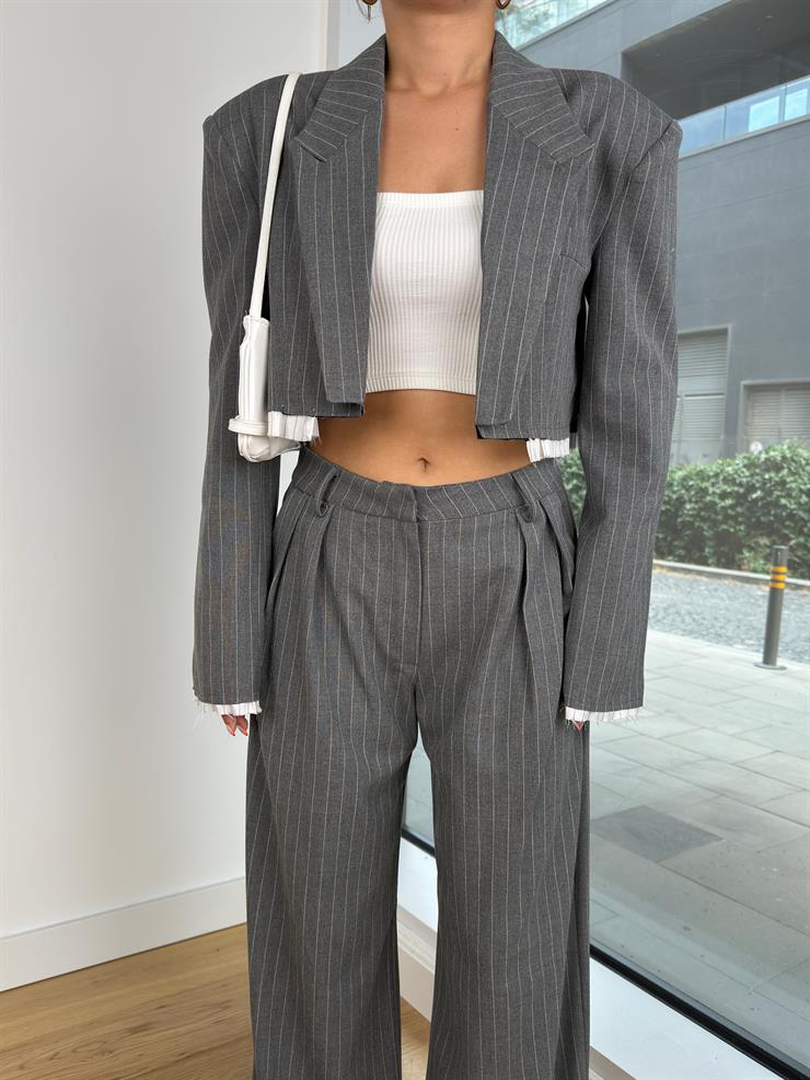 Omuz Vatkalı Crop Ceket Yüksek Bel Pens Detaylı Bol Paça Pantolon Nevenka Kadın Çizgili Gri Takım 25K051