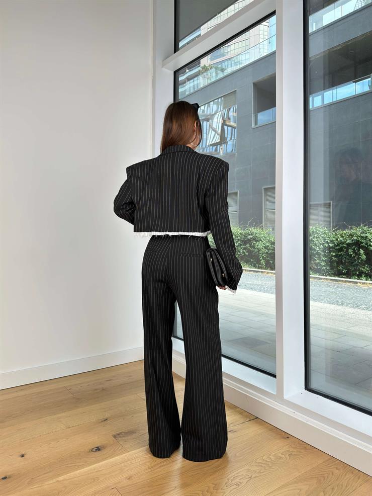 Omuz Vatkalı Crop Ceket Yüksek Bel Pens Detaylı Bol Paça Pantolon Nevenka Kadın Çizgili Siyah Takım 25K051
