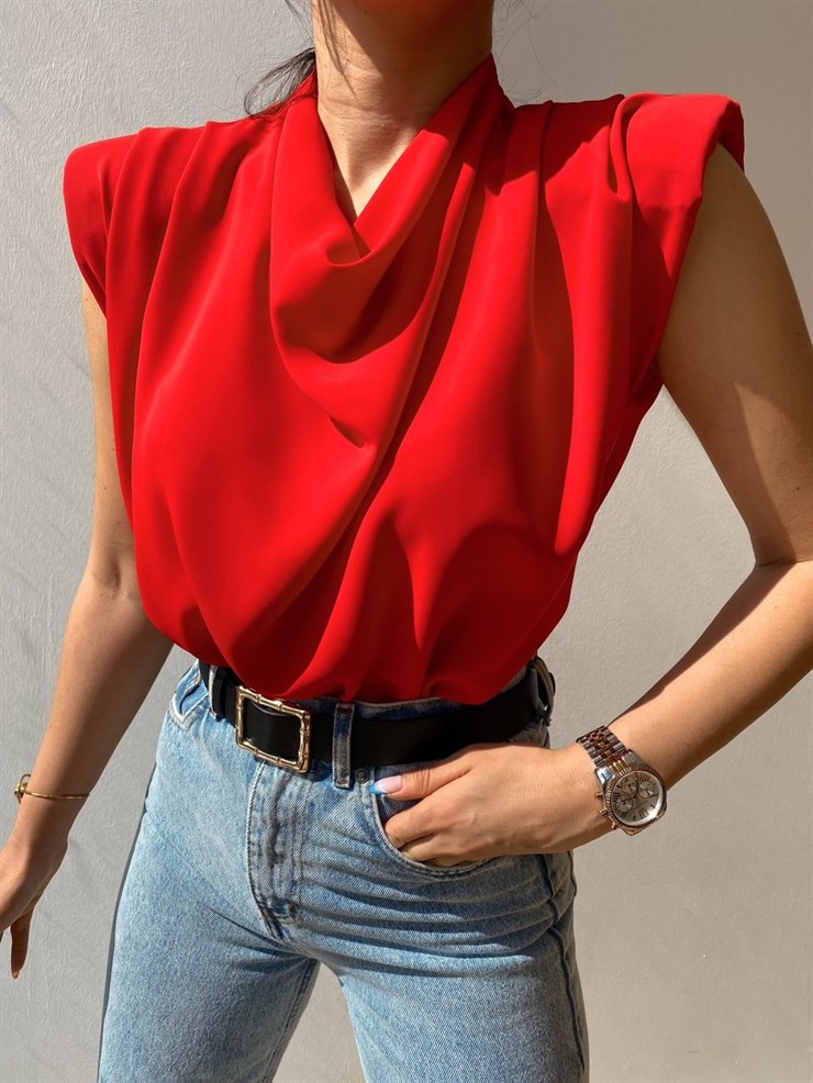 Omuz Vatkalı Dökümlü Yaka Kadın Kırmızı Bluz 21Y000252