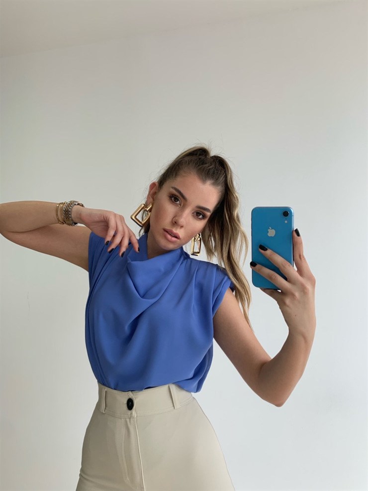 Omuz Vatkalı Dökümlü Yaka Kadın Mavi Bluz 21Y000252