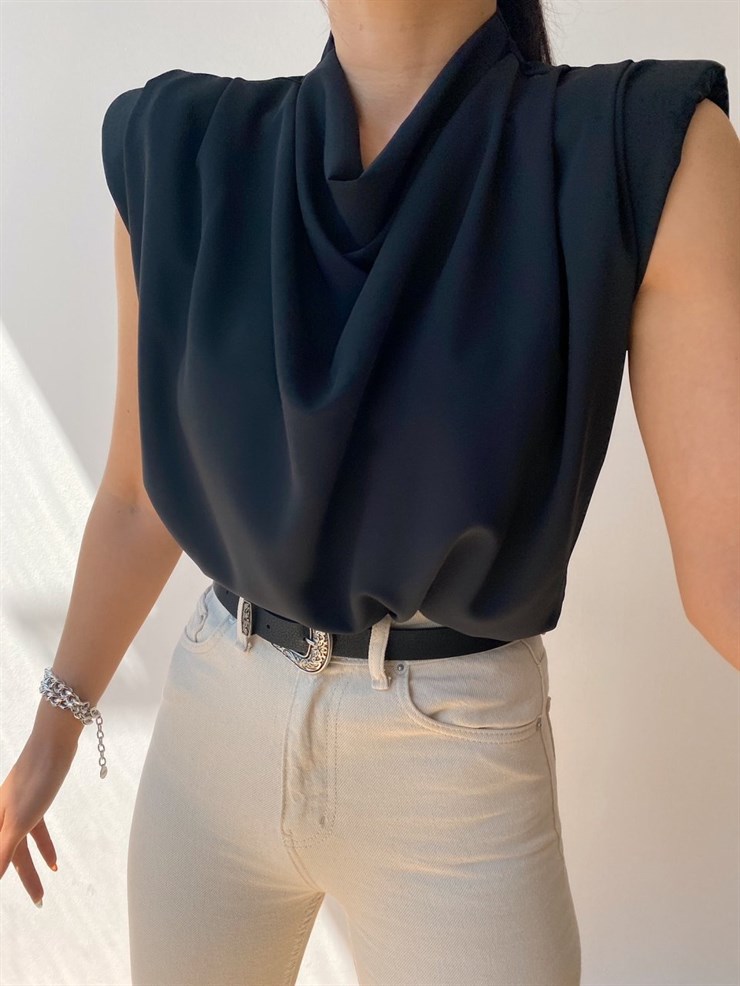 Omuz Vatkalı Dökümlü Yaka Kadın Siyah Bluz 21Y000252