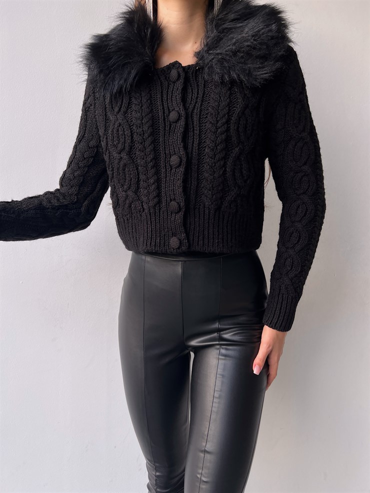 Ön Düğme Kapamalı Jorge Yaka Tüylü Kadın Siyah Hırka 23K000263