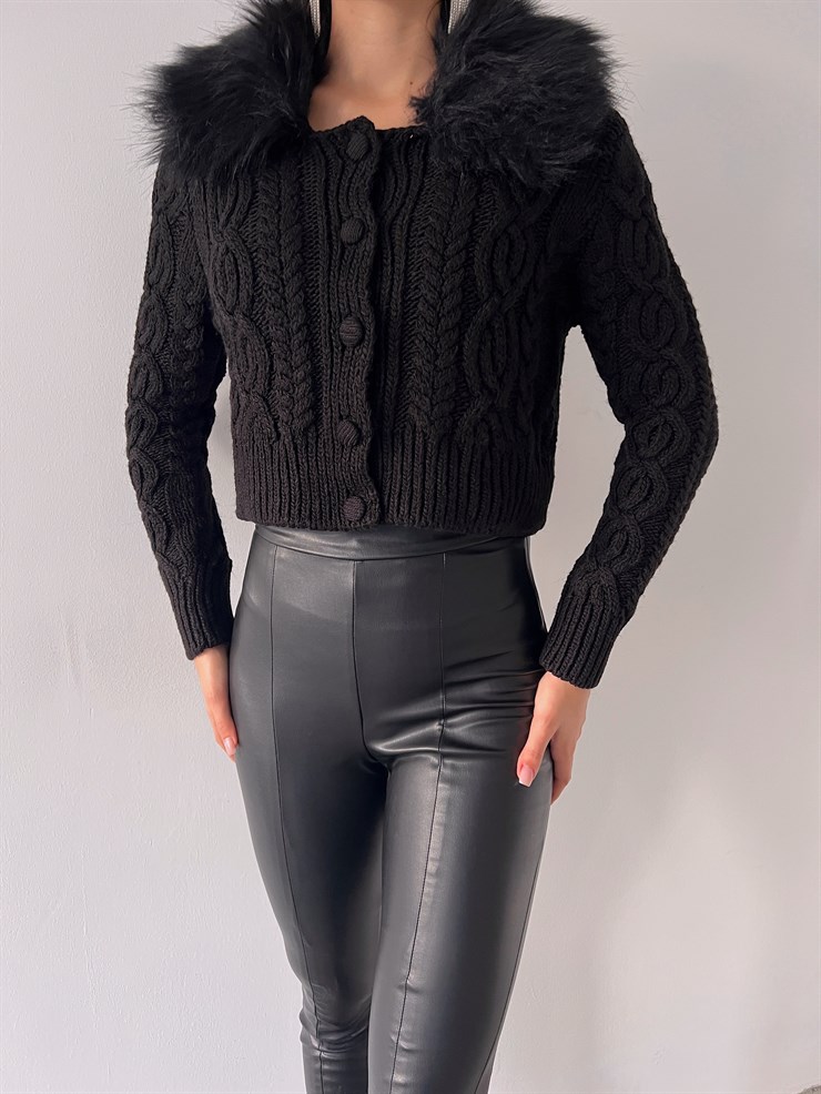 Ön Düğme Kapamalı Jorge Yaka Tüylü Kadın Siyah Hırka 23K000263