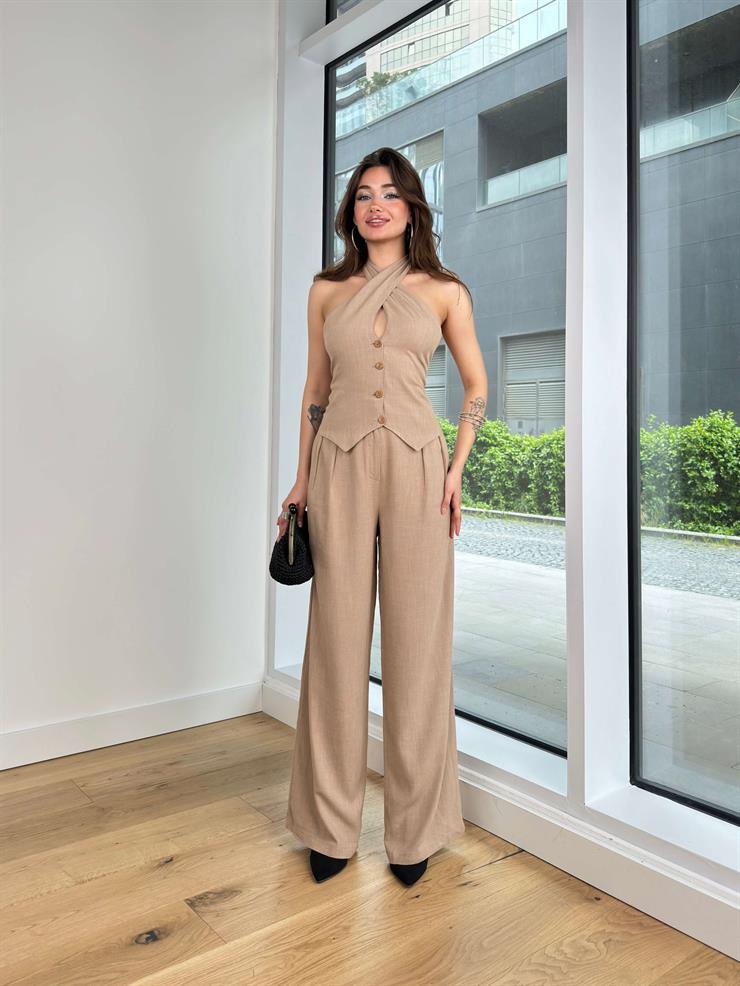 Boyundan Çağraz Detaylı Önü Düğme Kapamalı Arkası Gipeli Yelek Yüksek Bel Pens Detaylı Palazzo Pantolon Ondra Kadın Vizon Takım 24Y468