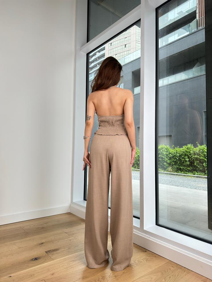 Boyundan Çağraz Detaylı Önü Düğme Kapamalı Arkası Gipeli Yelek Yüksek Bel Pens Detaylı Palazzo Pantolon Ondra Kadın Vizon Takım 24Y468