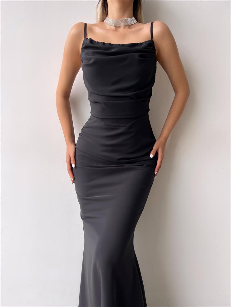 Askılı Yaka Dökümlü Ön kısmı Drape Detaylı Ontembaar Kadın Siyah Elbise 23Y000237