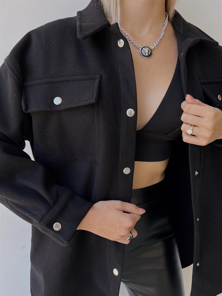 Önü Cepli Çıtçıt Kapamalı Ronnie Kadın Siyah Kaşe Gömlek 23K000154